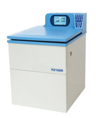 Assoalho médico do laboratório que está o centrifugador refrigerado 21000rpm